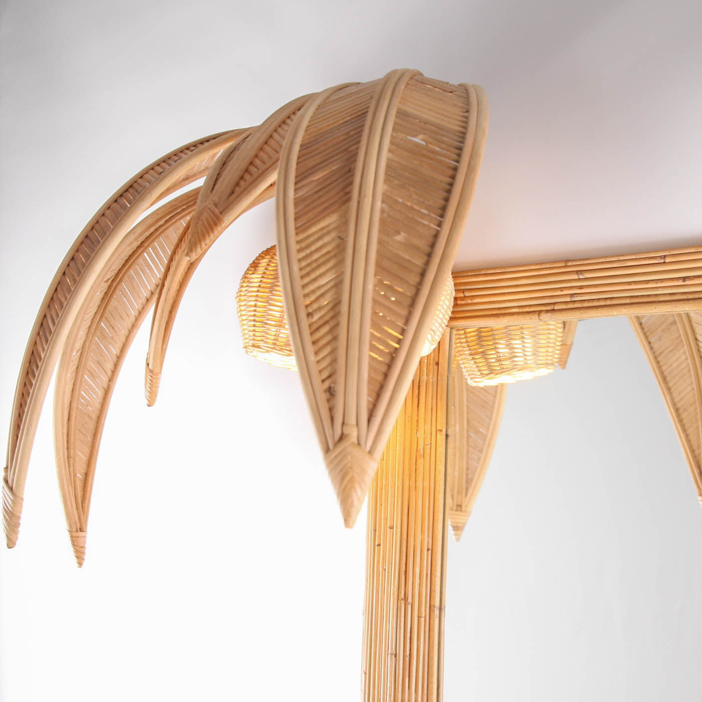 Luminous coconut mirror