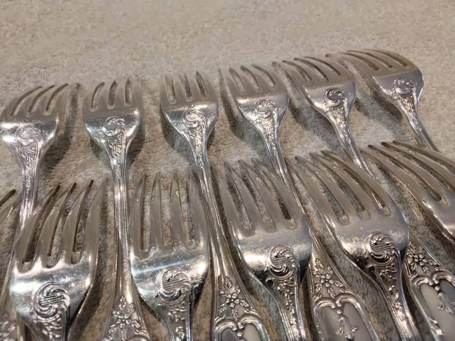 12 silver-plated metal table forks by Boulenger in the Louis XV style, demi-rich.