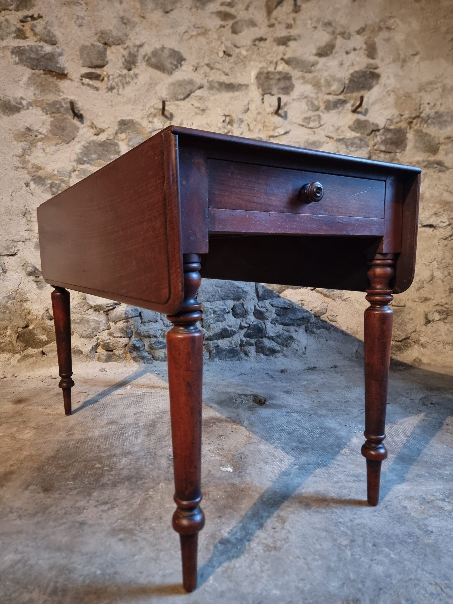 Antique English drop-leaf table in mahogany, late 19th century.