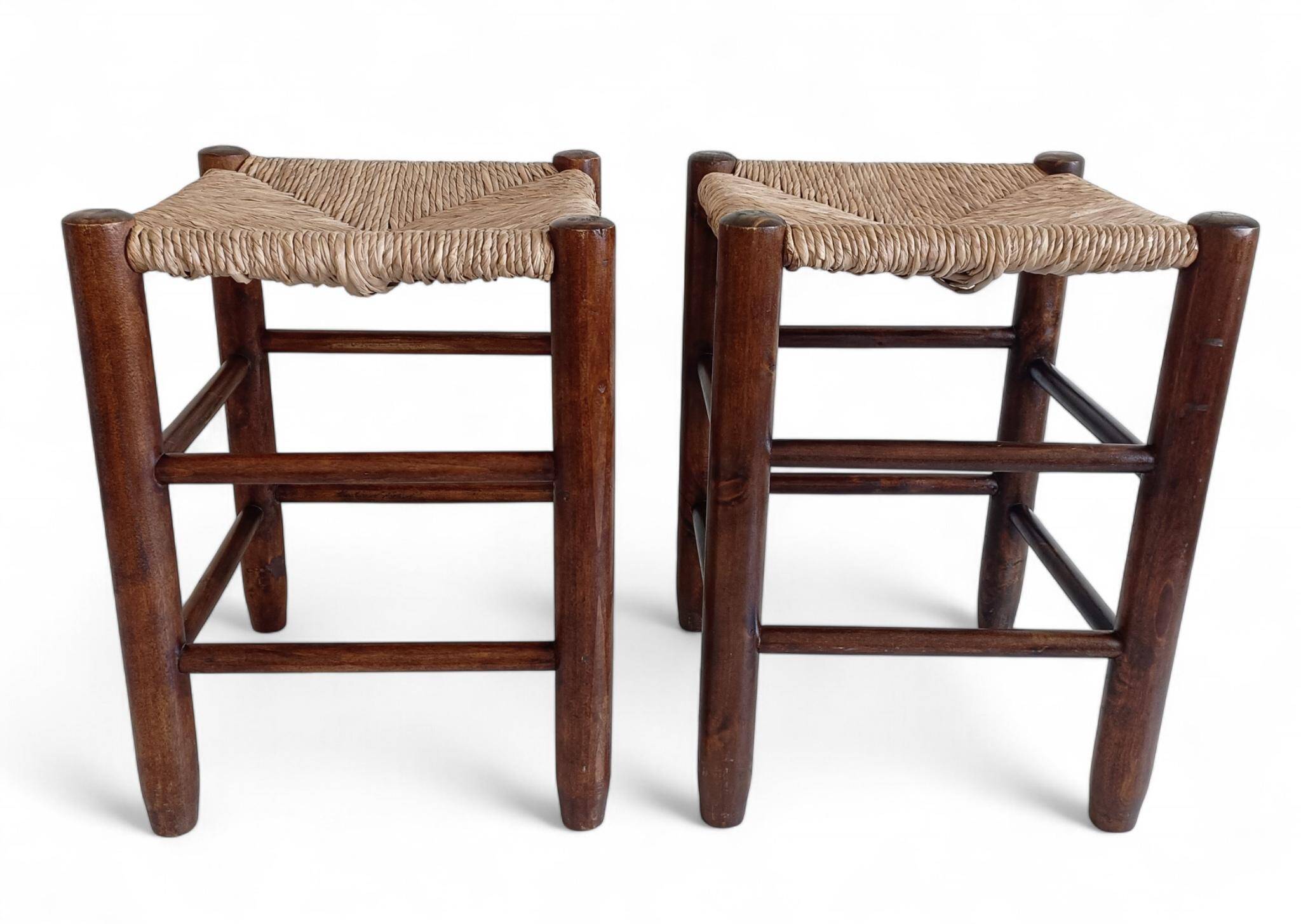 Style Charlotte Perriand, paire de tabourets en bois rustique et paille, France, vers 1950.