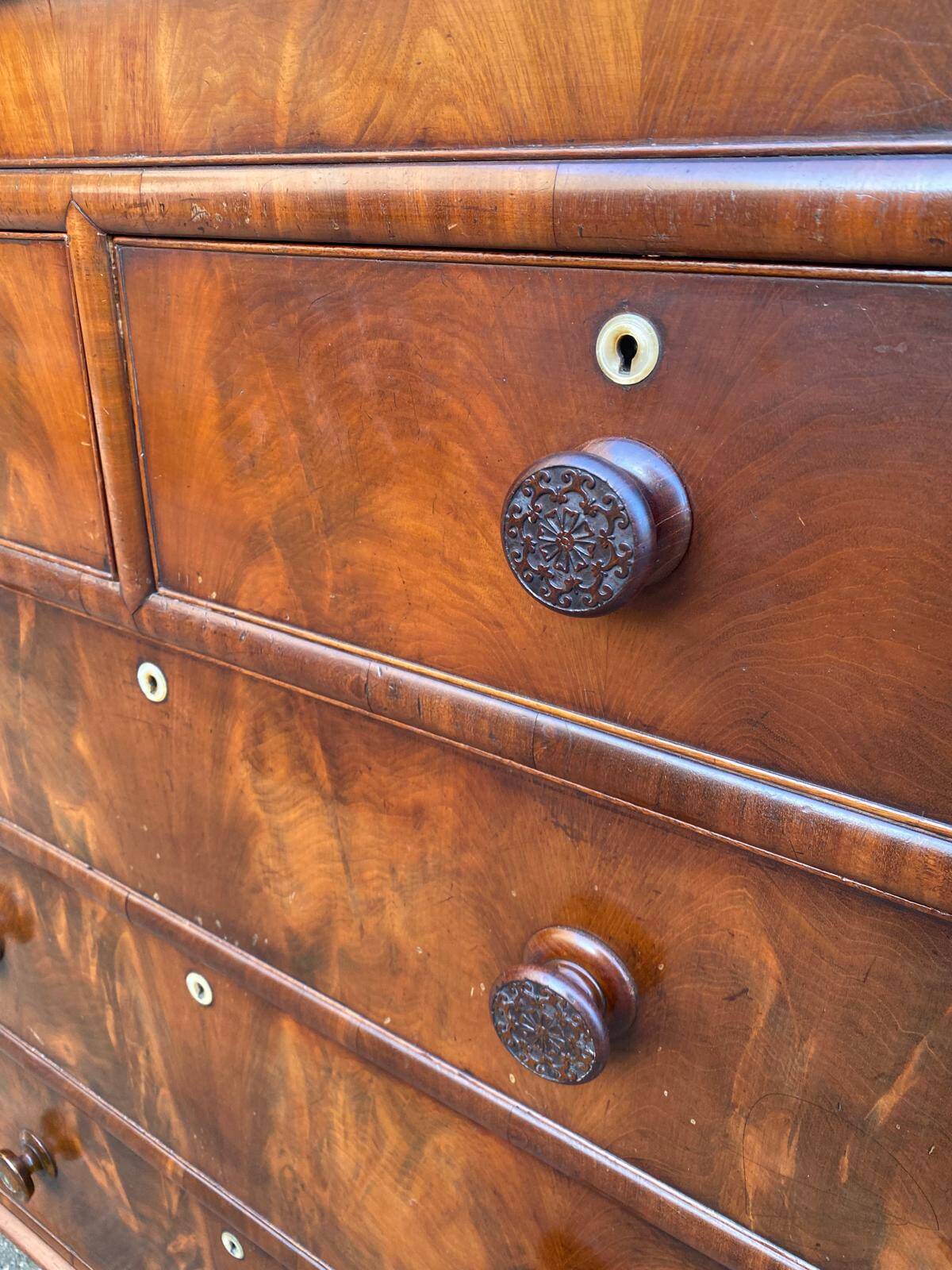 Victorian English commode in solid mahogany wood, 1930.