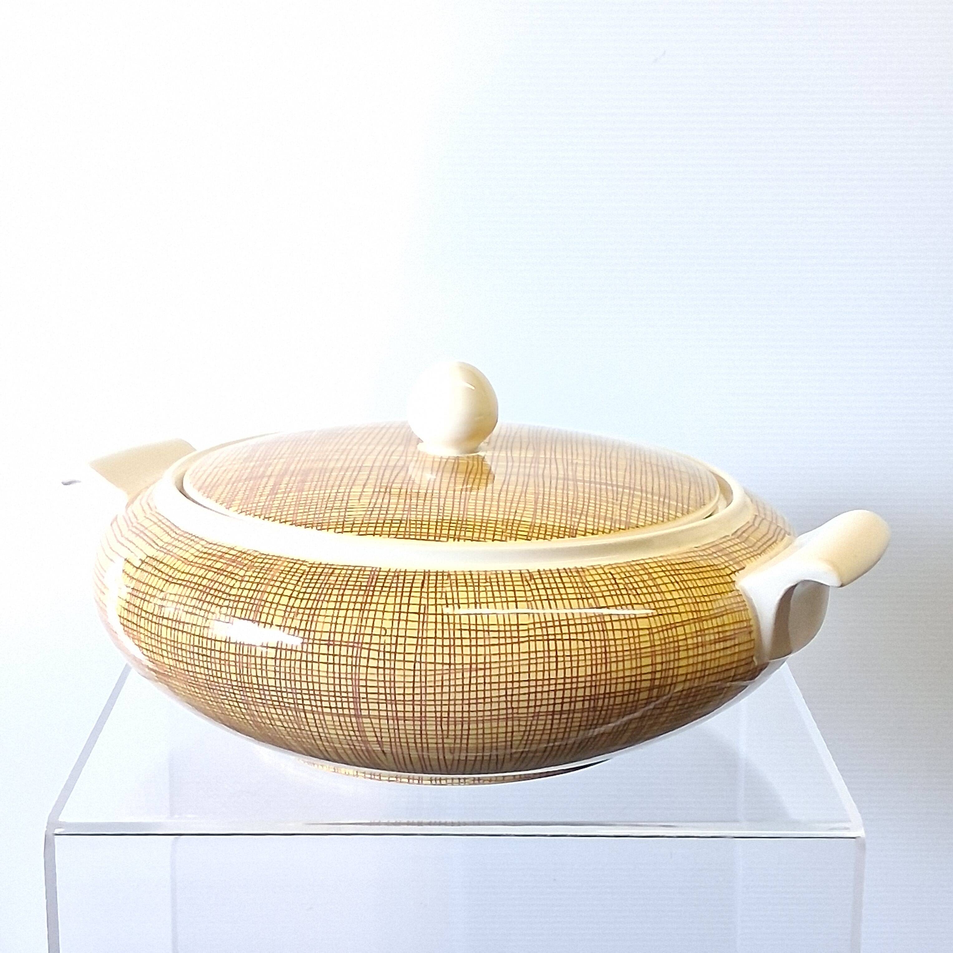 Very beautiful old soup tureen from Villeroy & Boch in very good condition.