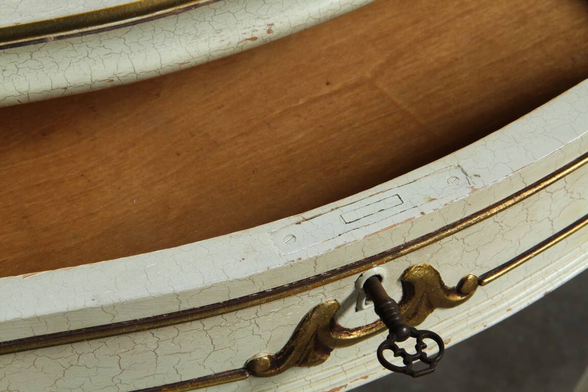 Vintage pair of 20th century Venetian Baroque style nightstands in painted wood