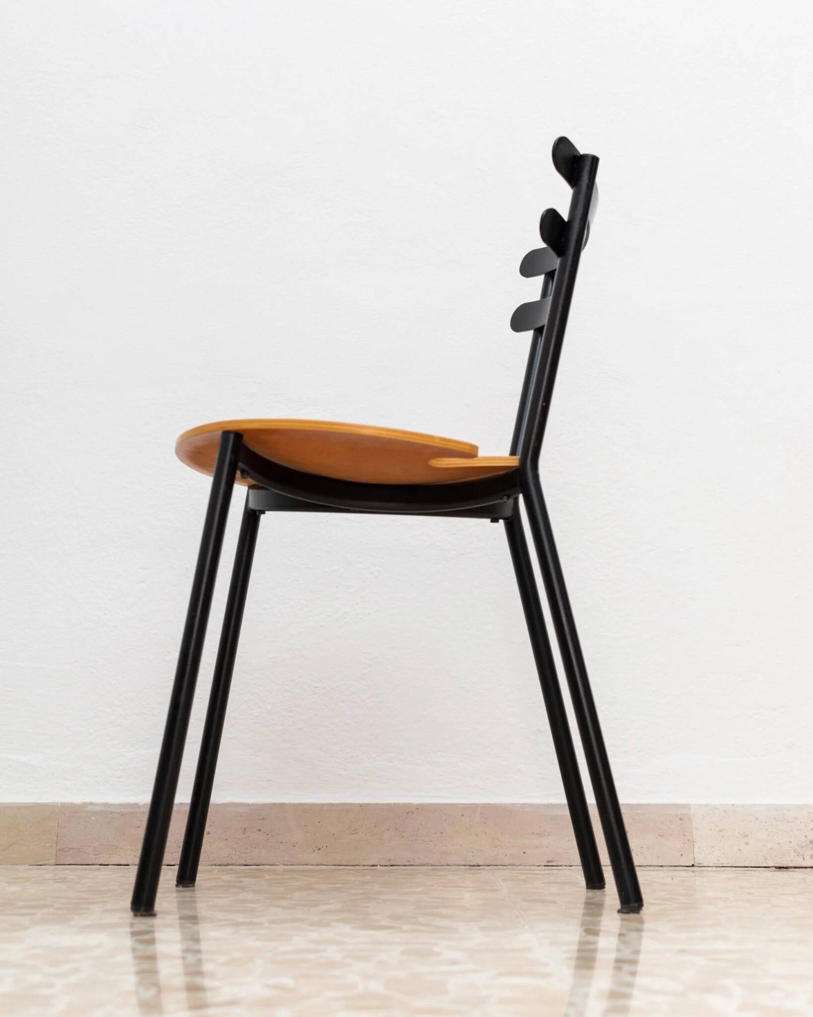 Set of 3 Italian mid-century chairs in black steel frame and natural wood seats - stackable, 1970s