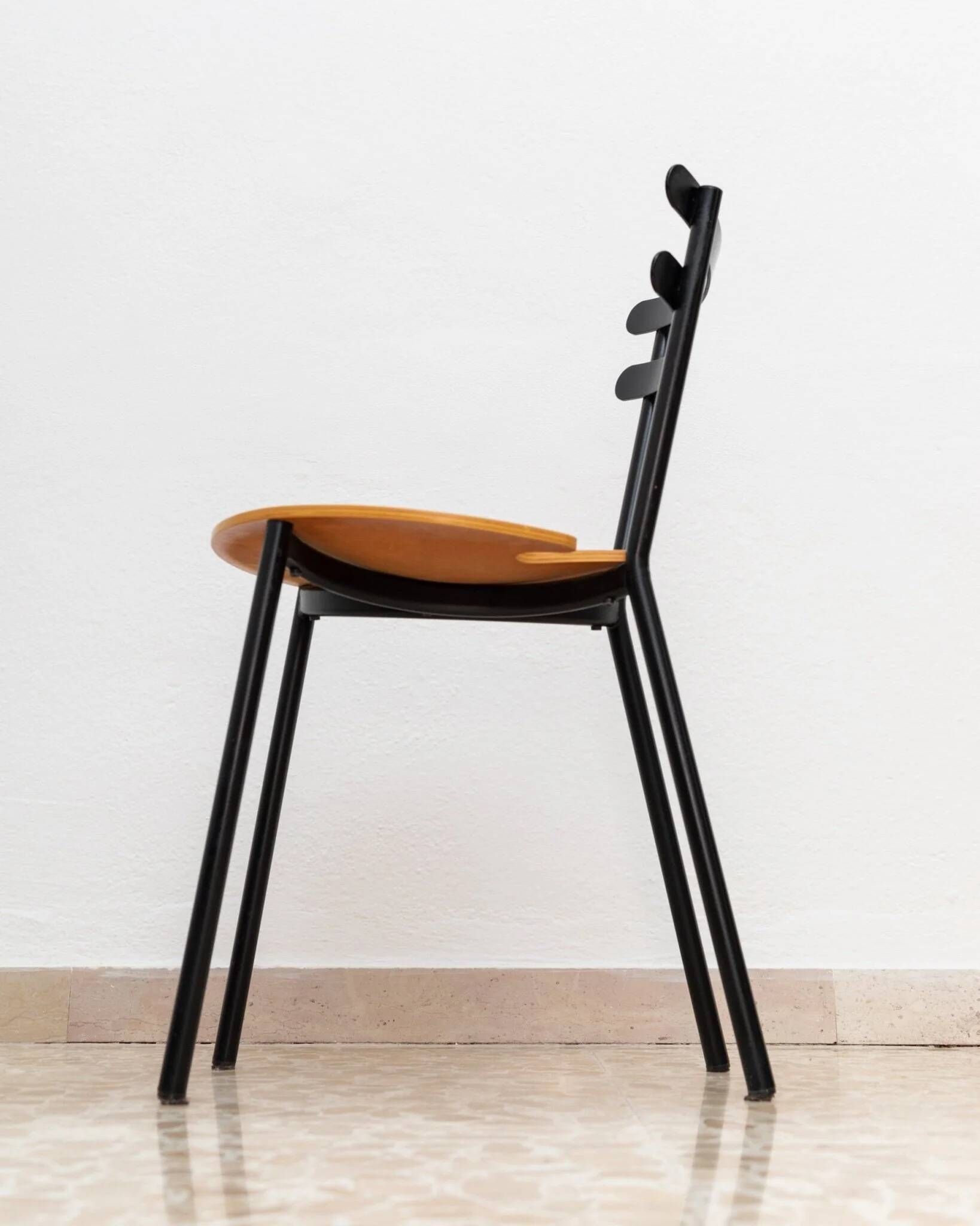 Set of 3 Italian mid-century chairs in black steel frame and natural wood seats - stackable, 1970s