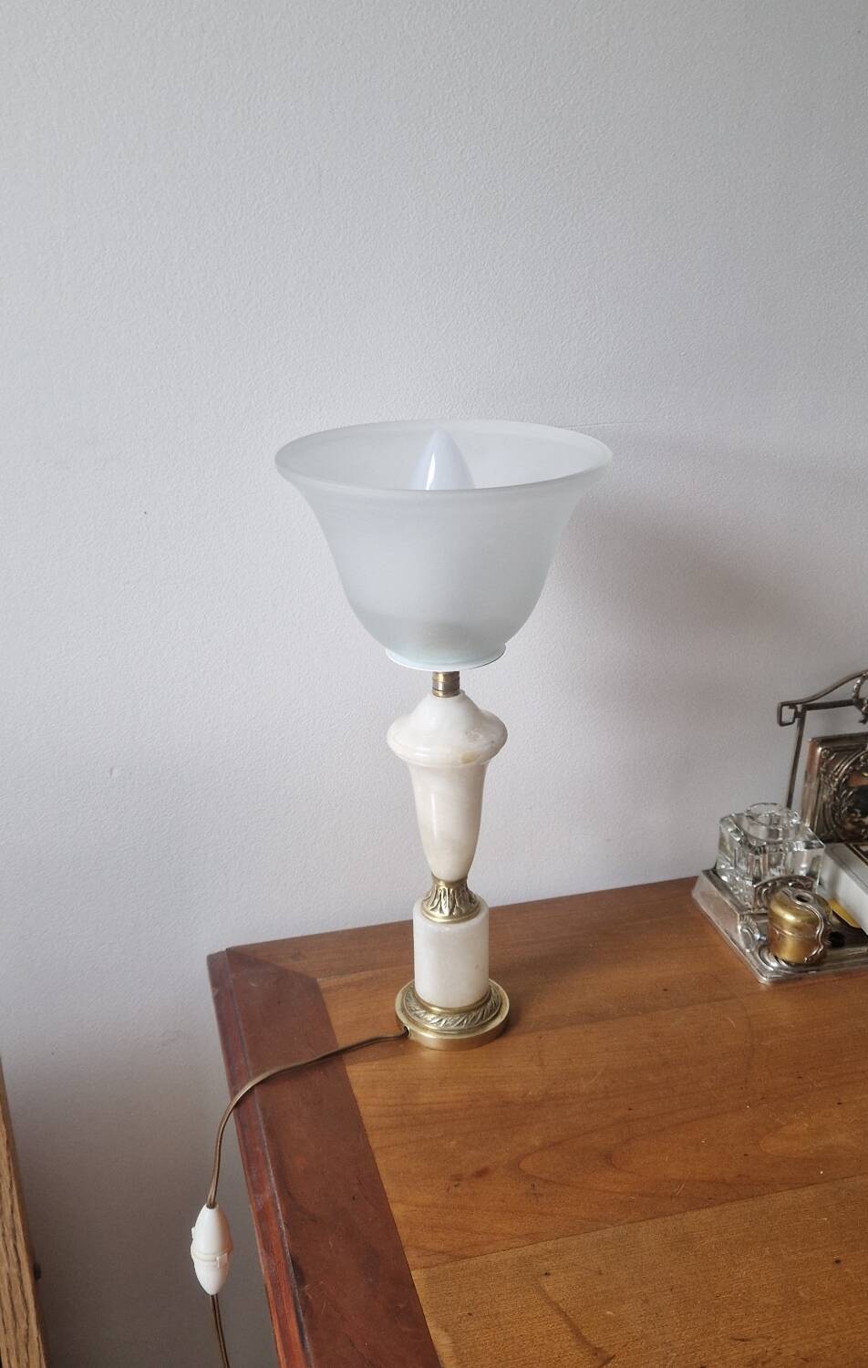 Neo-Empire style table lamp in alabaster and brass - V-shaped tulip shade