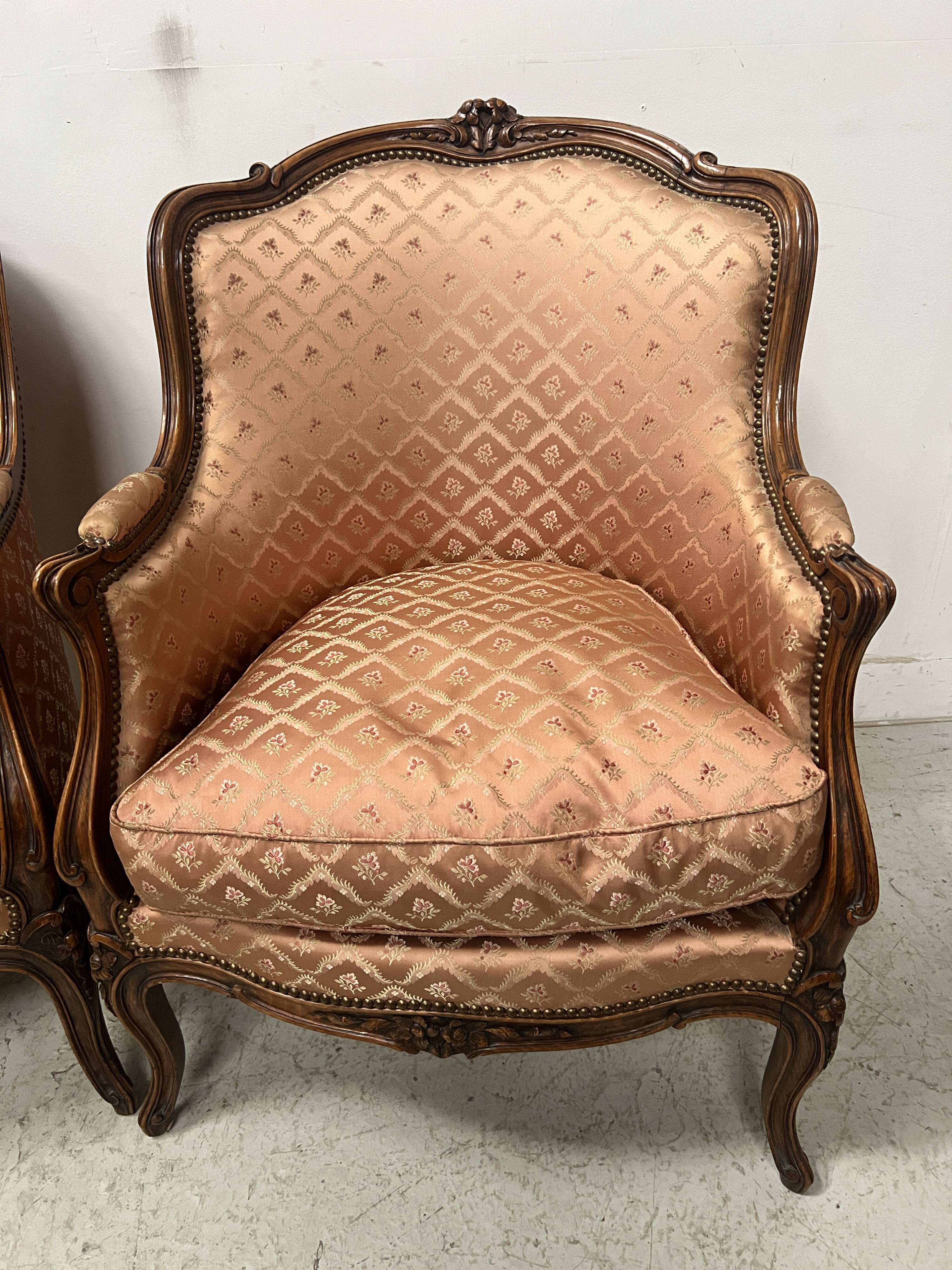 Paire de bergères de style Louis XV en bois narurel XX siècle