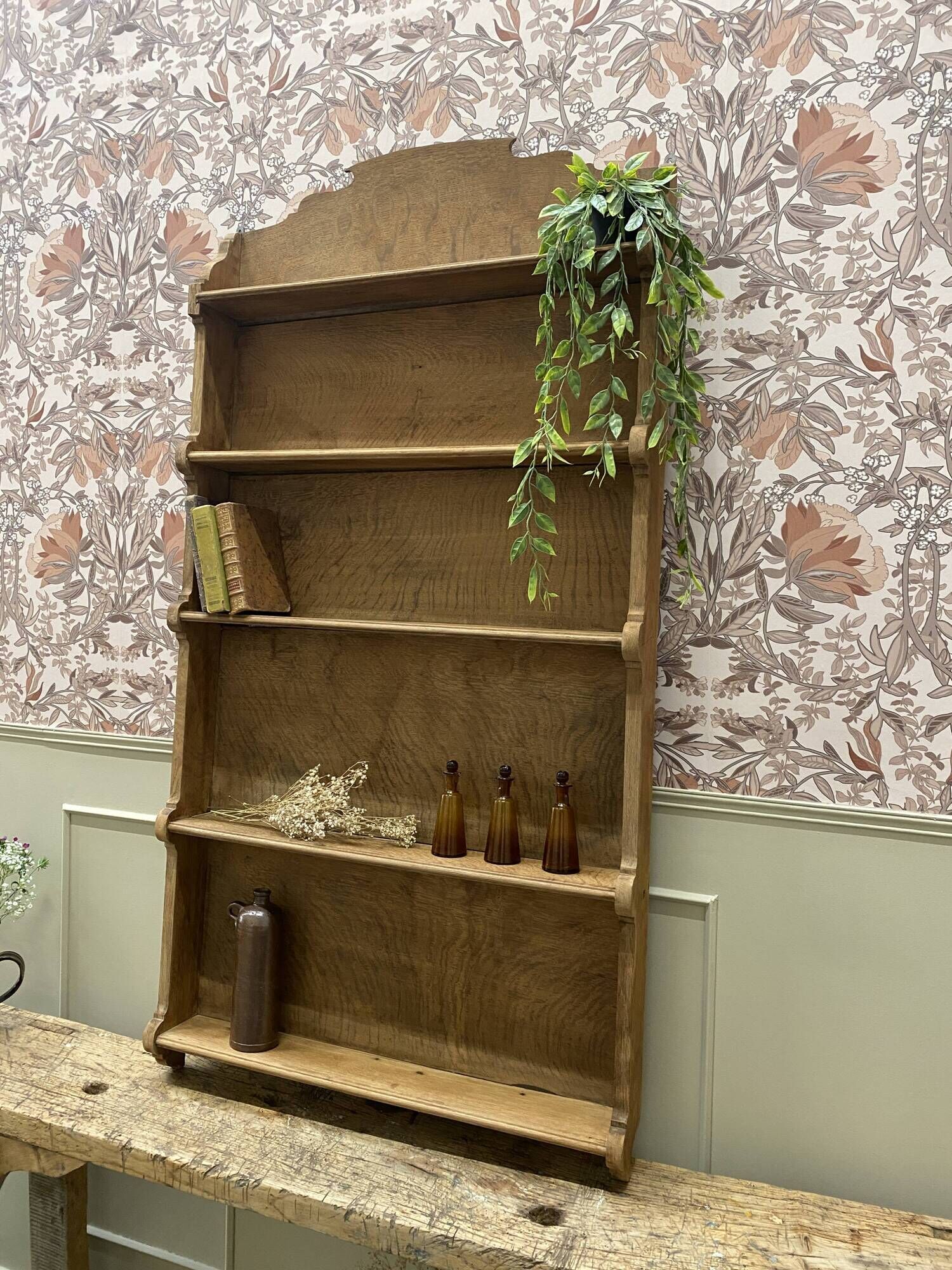 Wall shelf in oak