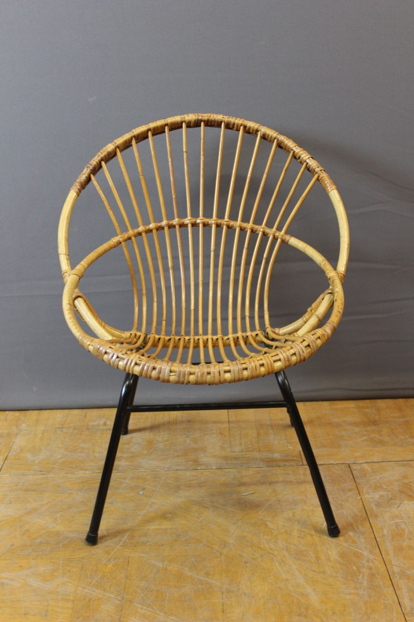 Living room in rattan and black lacquered iron by Rohe Noordwole circa 1950