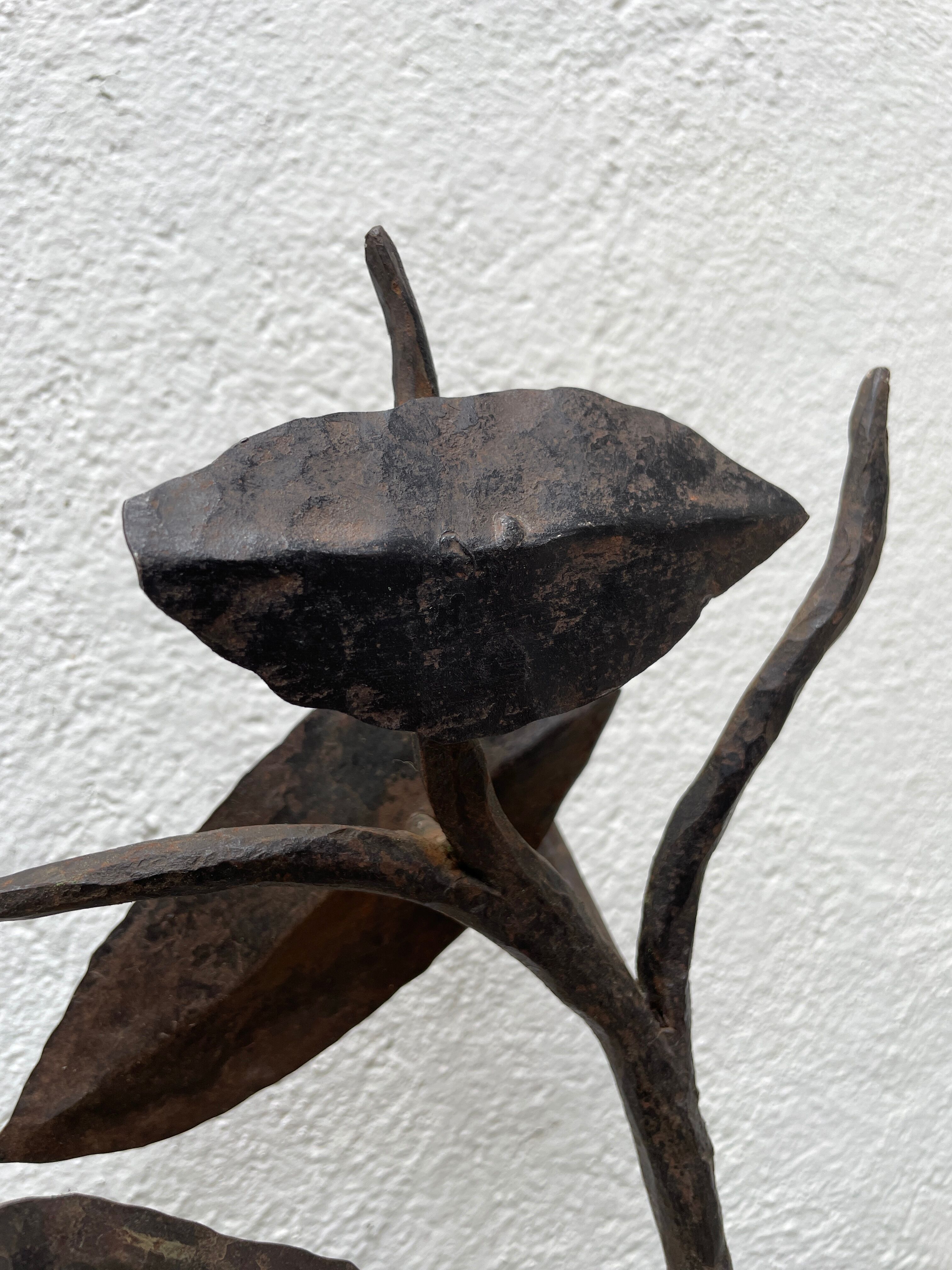 Wall lamp in wrought iron.