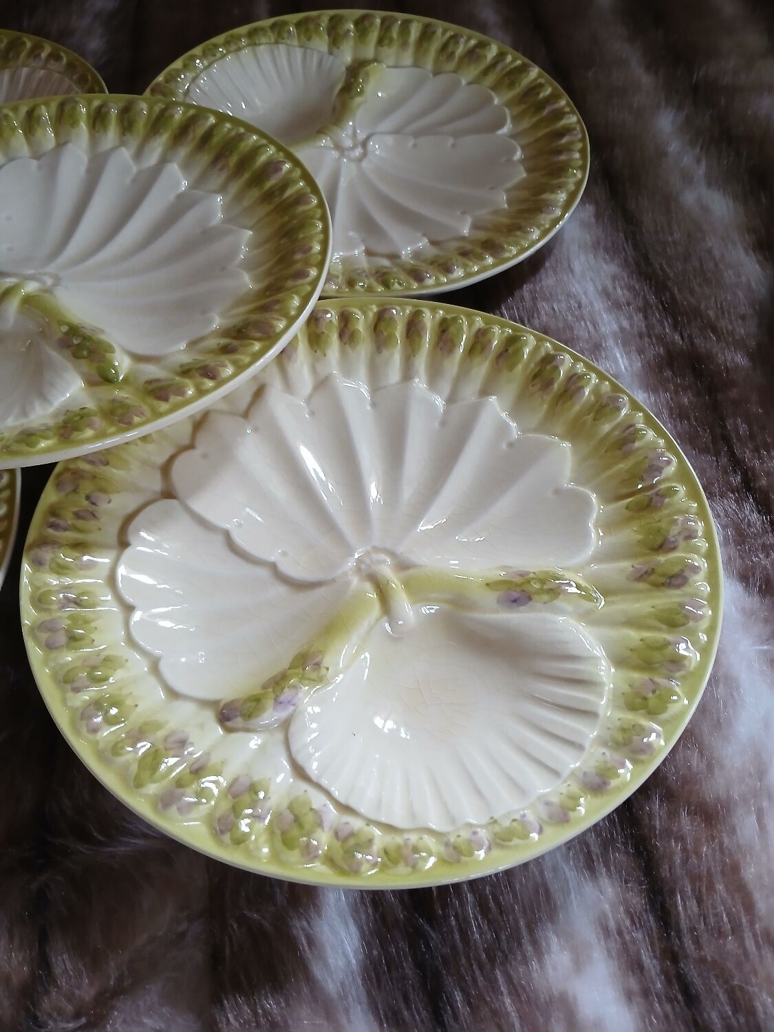 12 assiettes anciennes en barbotine