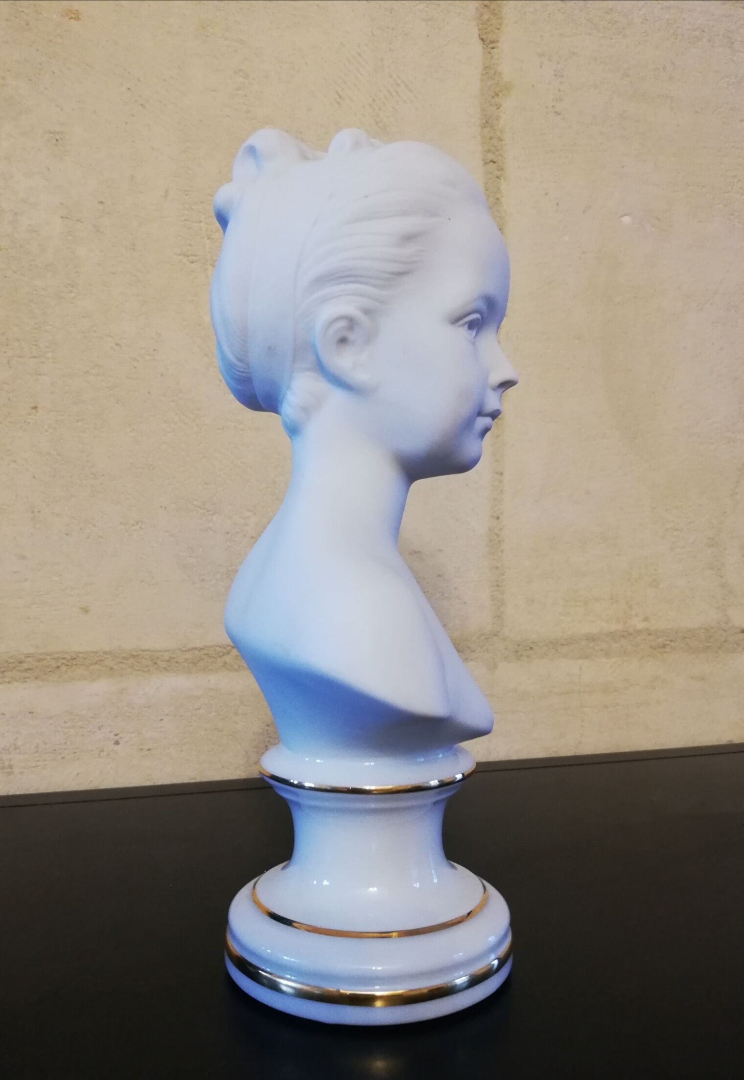 Buste de jeune fille en biscuit