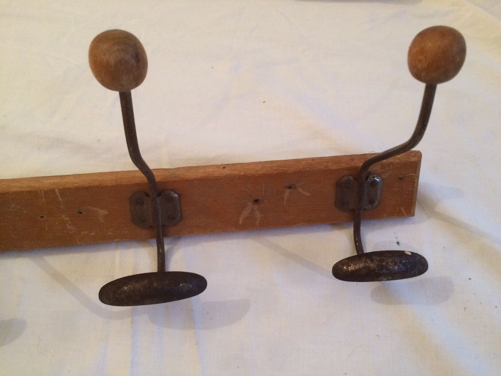 4 hooks, metal and logs of wood