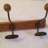 4 hooks, metal and logs of wood