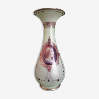Vase balustre Jugendstil en opaline, avec le profile d'un guerrier romain