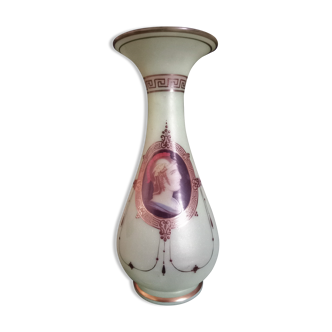 Vase balustre Jugendstil en opaline, avec le profile d'un guerrier romain