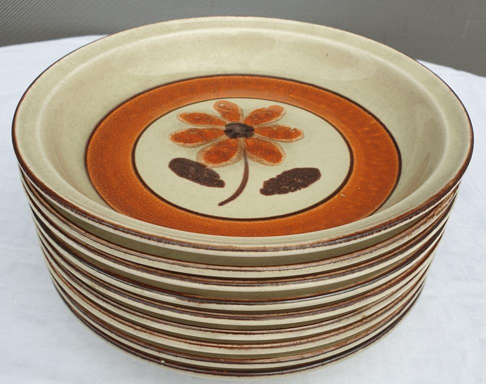 Set 11 plates 1970 Revernay Sarreguemines orange and brown on sandstone background