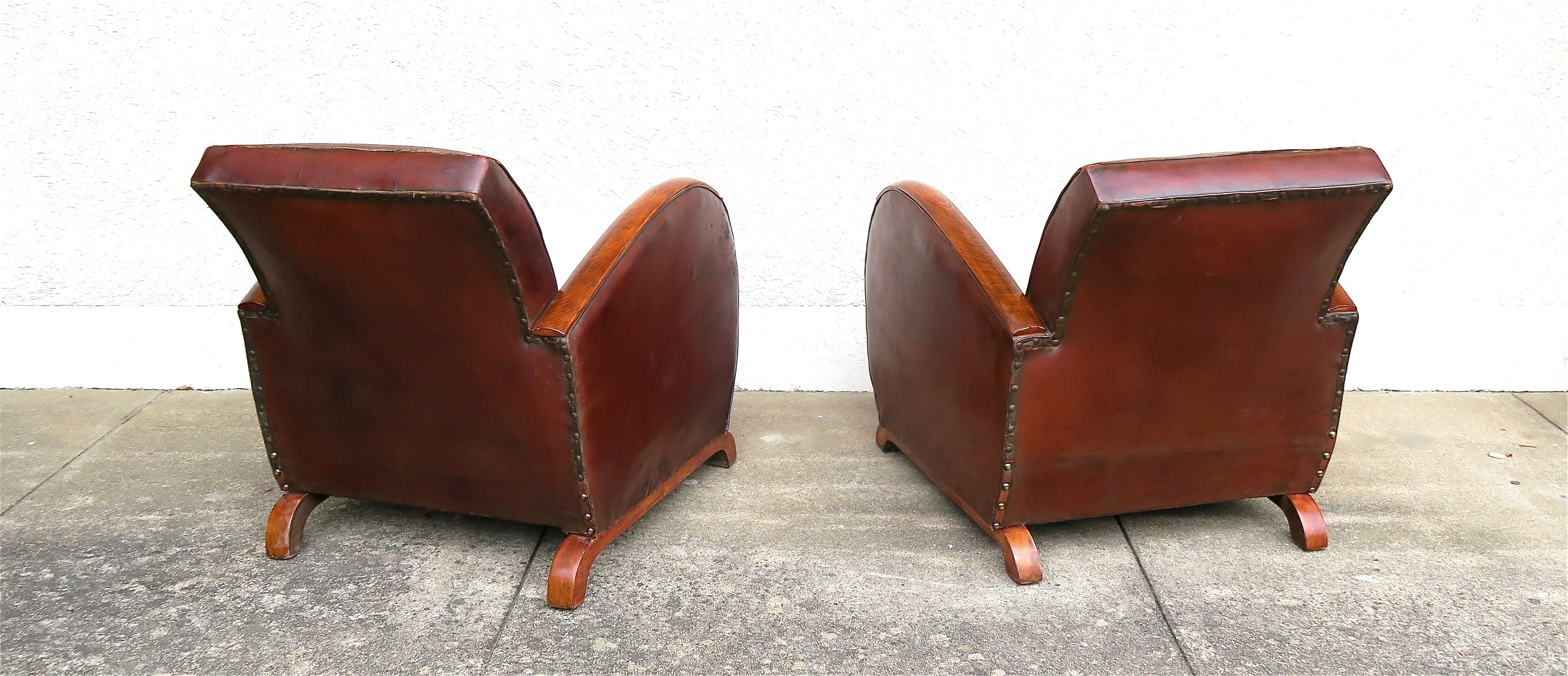 Paire de fauteuils art-déco en cuir