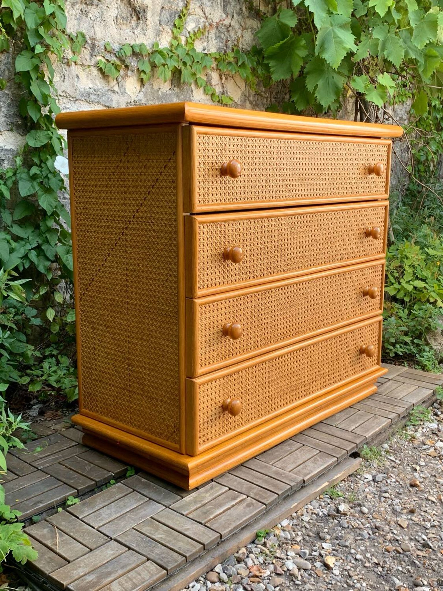 Dresser and its bedside table in rattan caning and vintage oak from the 1970s.