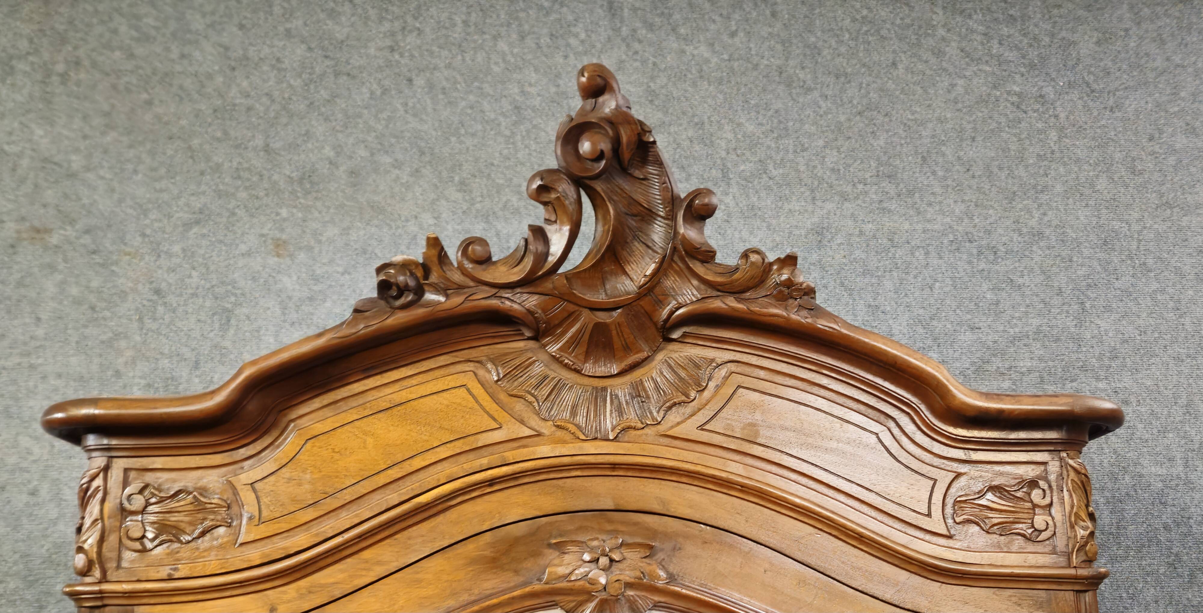 Armoire a glace de style Louis XV, en noyer sculpté