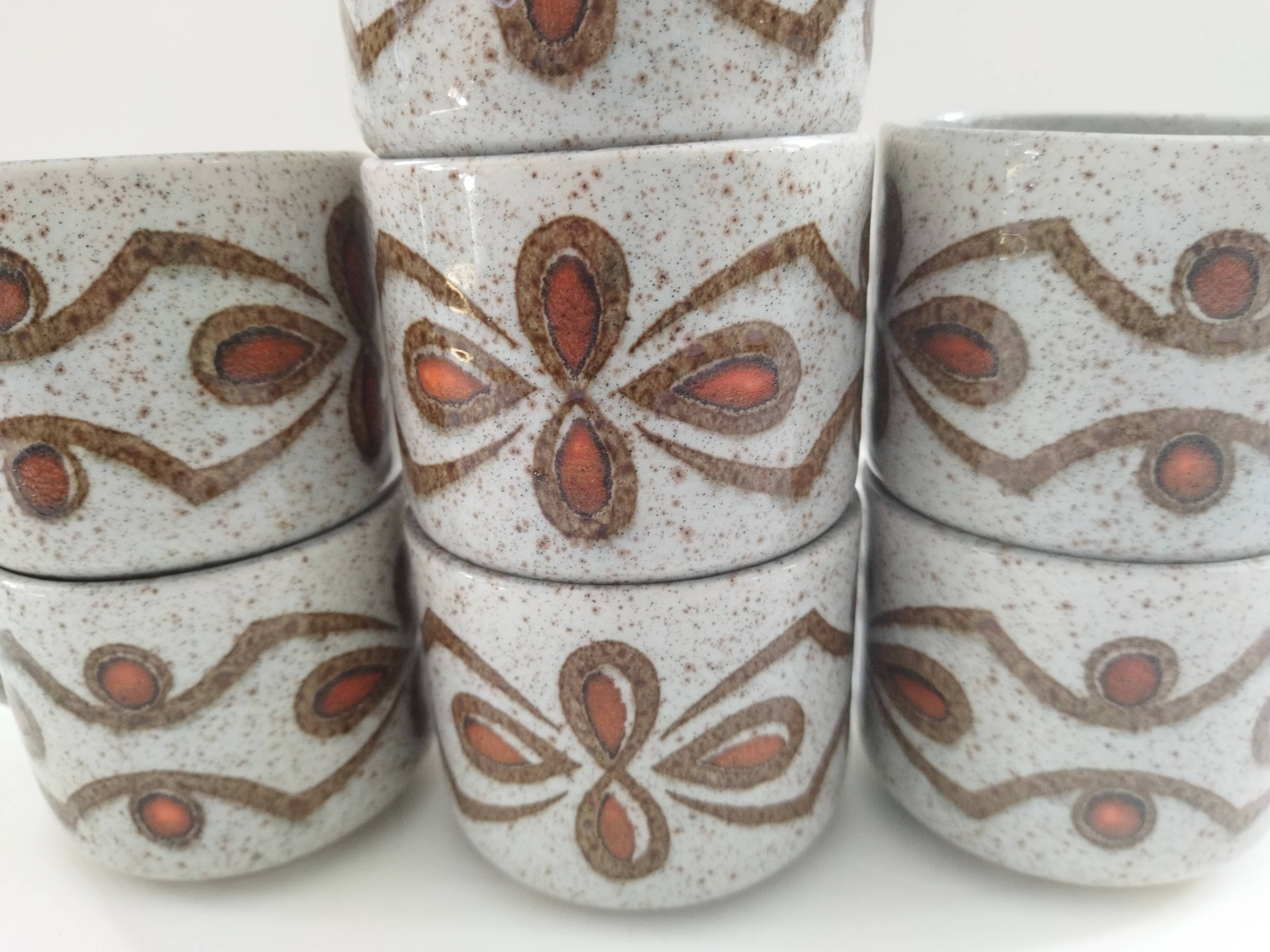 Sept tasses à déjeuner en grès 70s