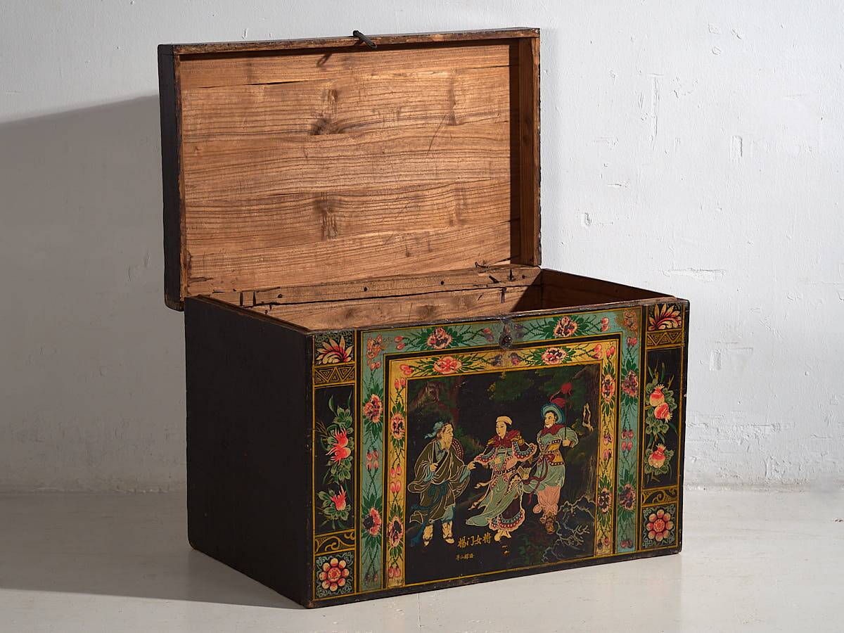 Antique oriental chest with painting of the warrior Yang Mulan (c.1900) #9