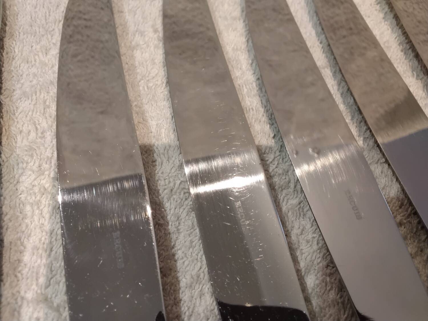 12 silver-plated table knives by Ercuis Valencay, 25cm