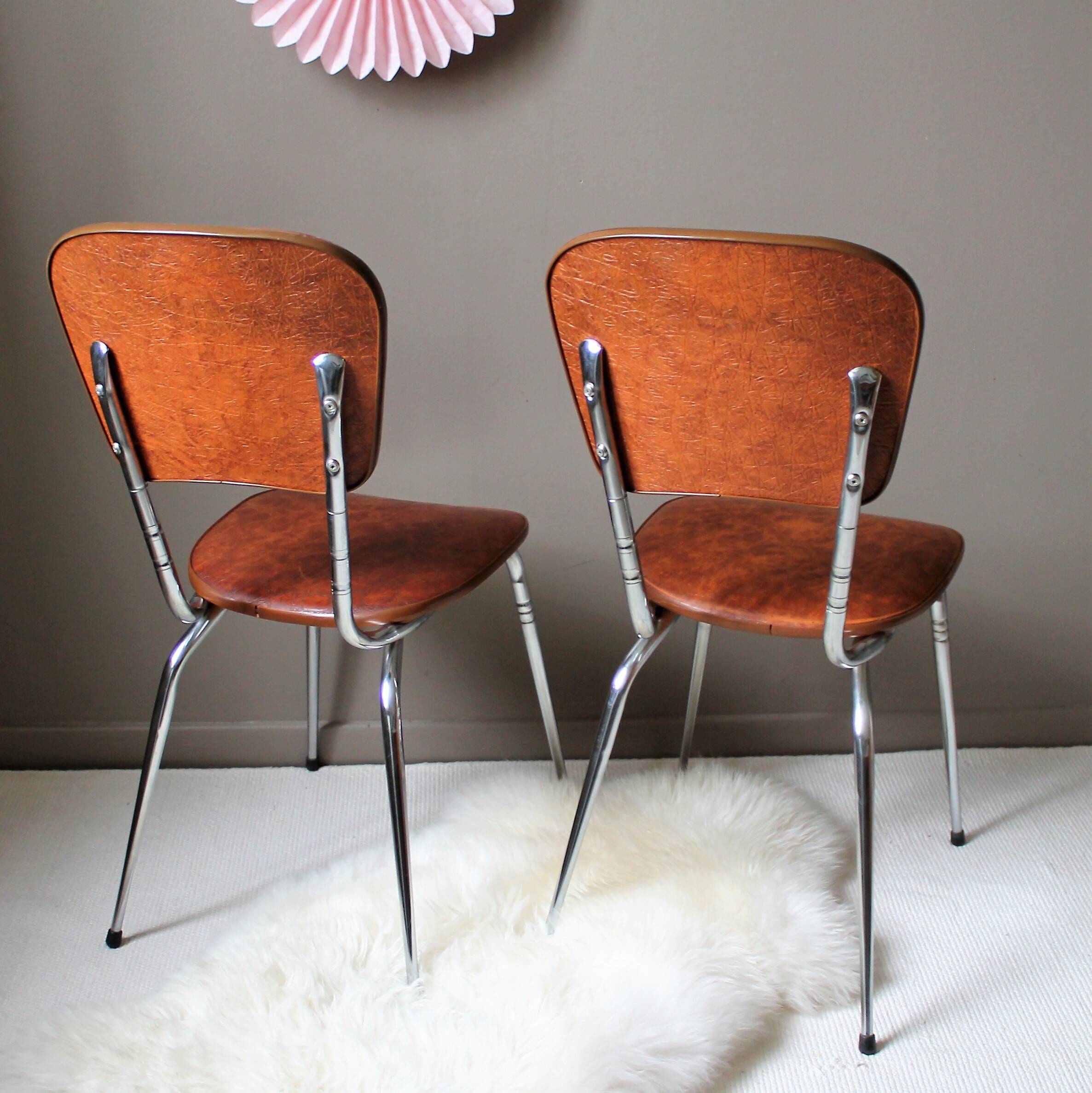 Lot de 2 chaises vintage skaï & piètement chromé