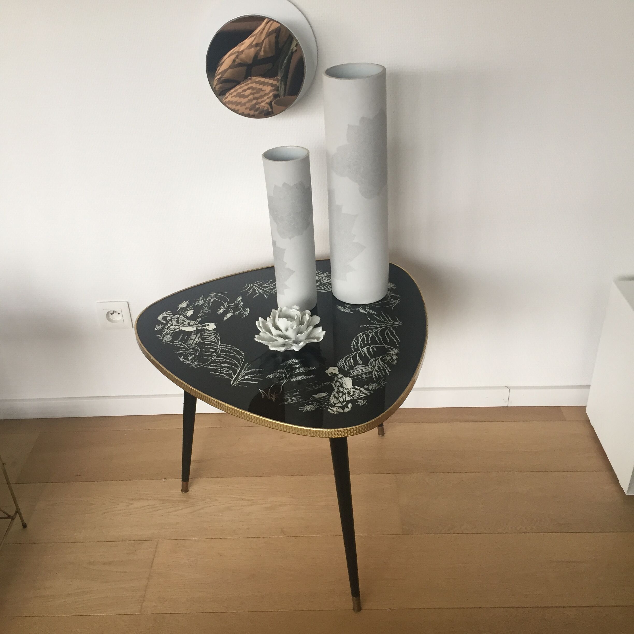 Table basse vintage tripode pieds compas