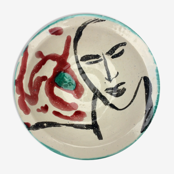 Assiette en céramique décorée d'un visage