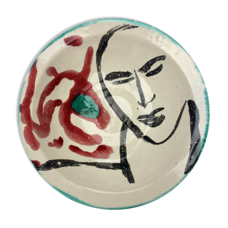Ceramic plate decorated with a face