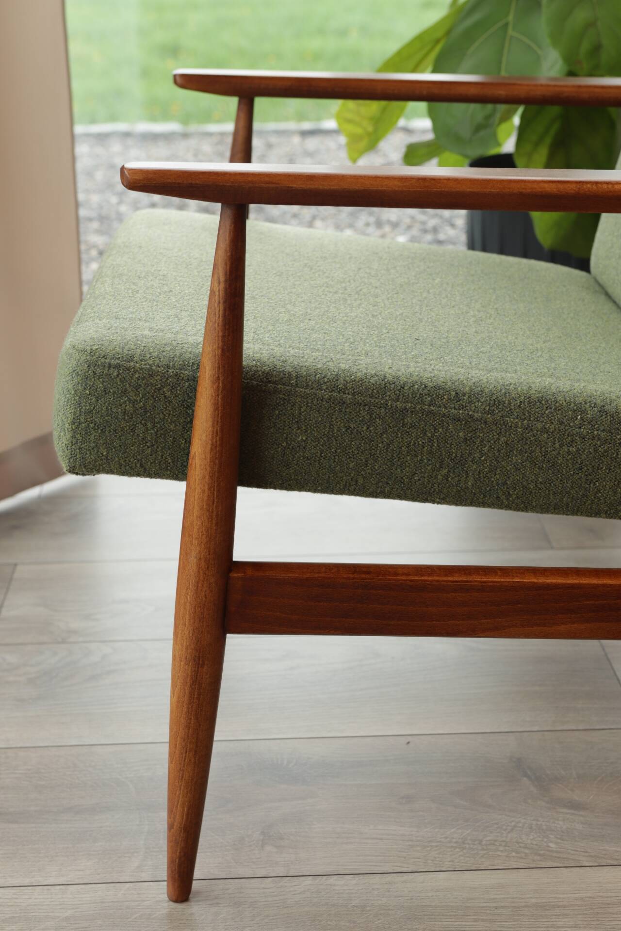 Fauteuil vintage bouclè vert sauvage conclu par H.Lis