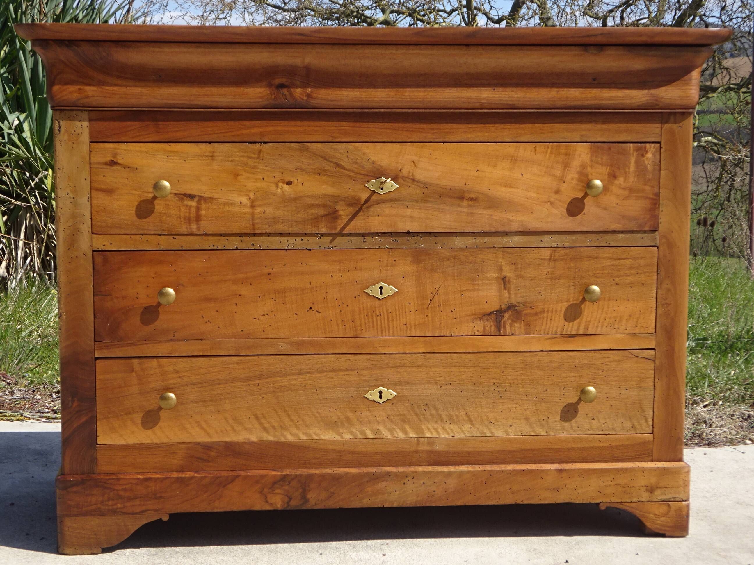 Antique Louis Philippe chest of drawers in solid walnut.