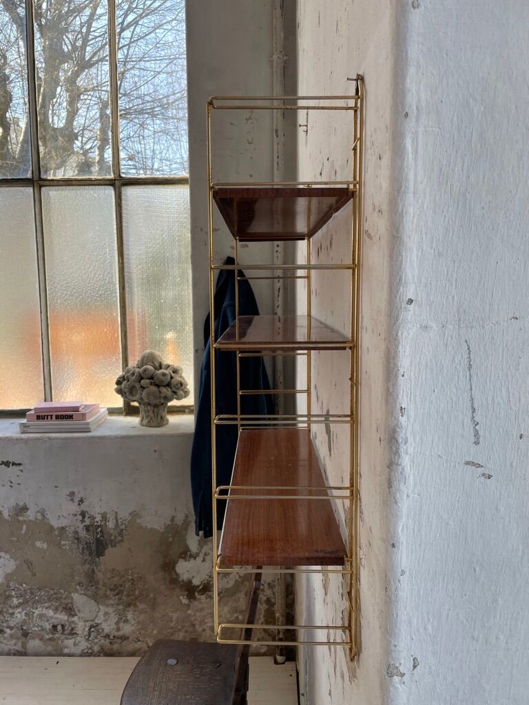 String-type wall shelf