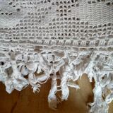 Dessus de lit en coton blanc , Ancien jeté de lit en crochet  motifs fleurs