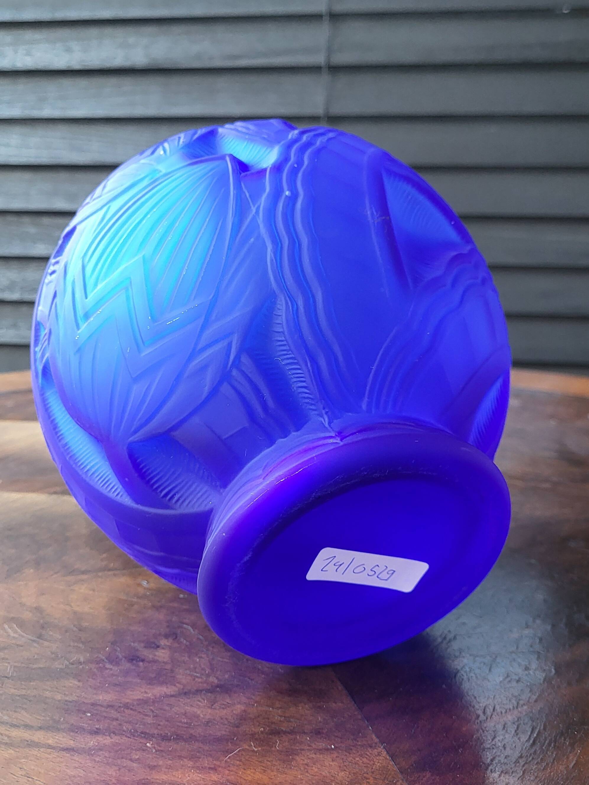 Vase art déco en persglas bleu givré, « Les nénuphars » Pierre D'Avesn