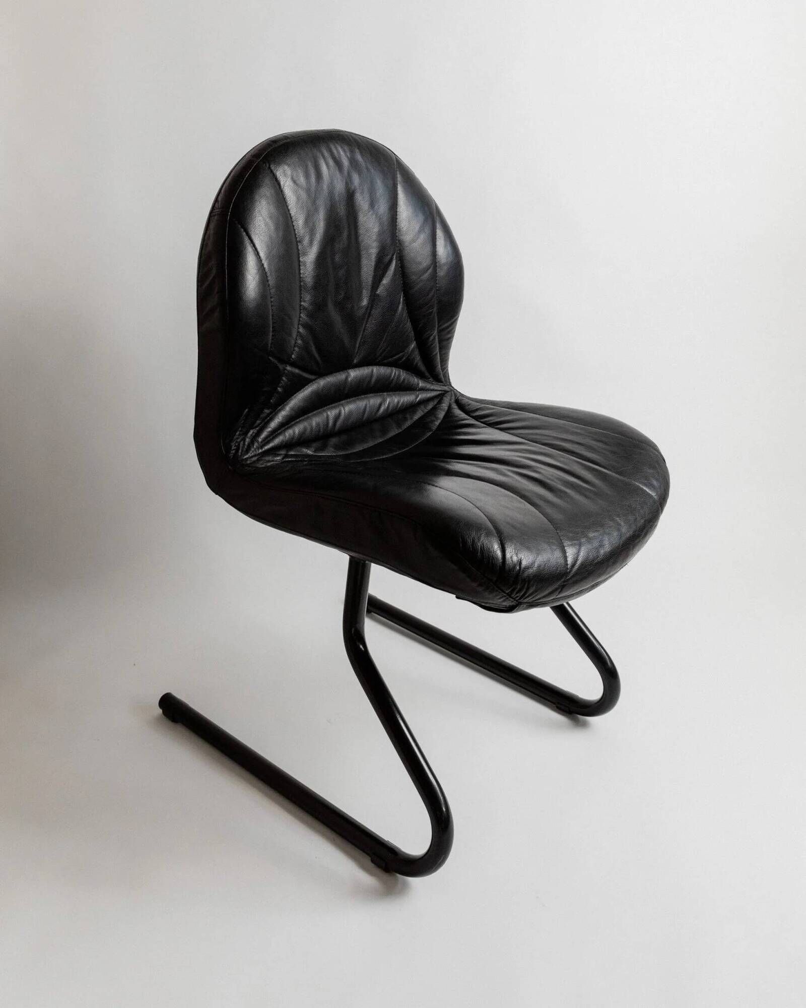 Vintage black leather cantilever chair with metal frame – 1980s Italian design