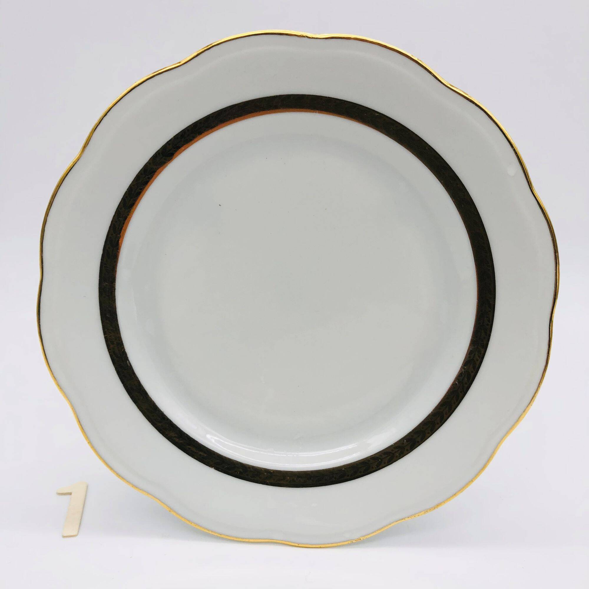 6 dessert plates. In S.F.P. Limoges porcelain.