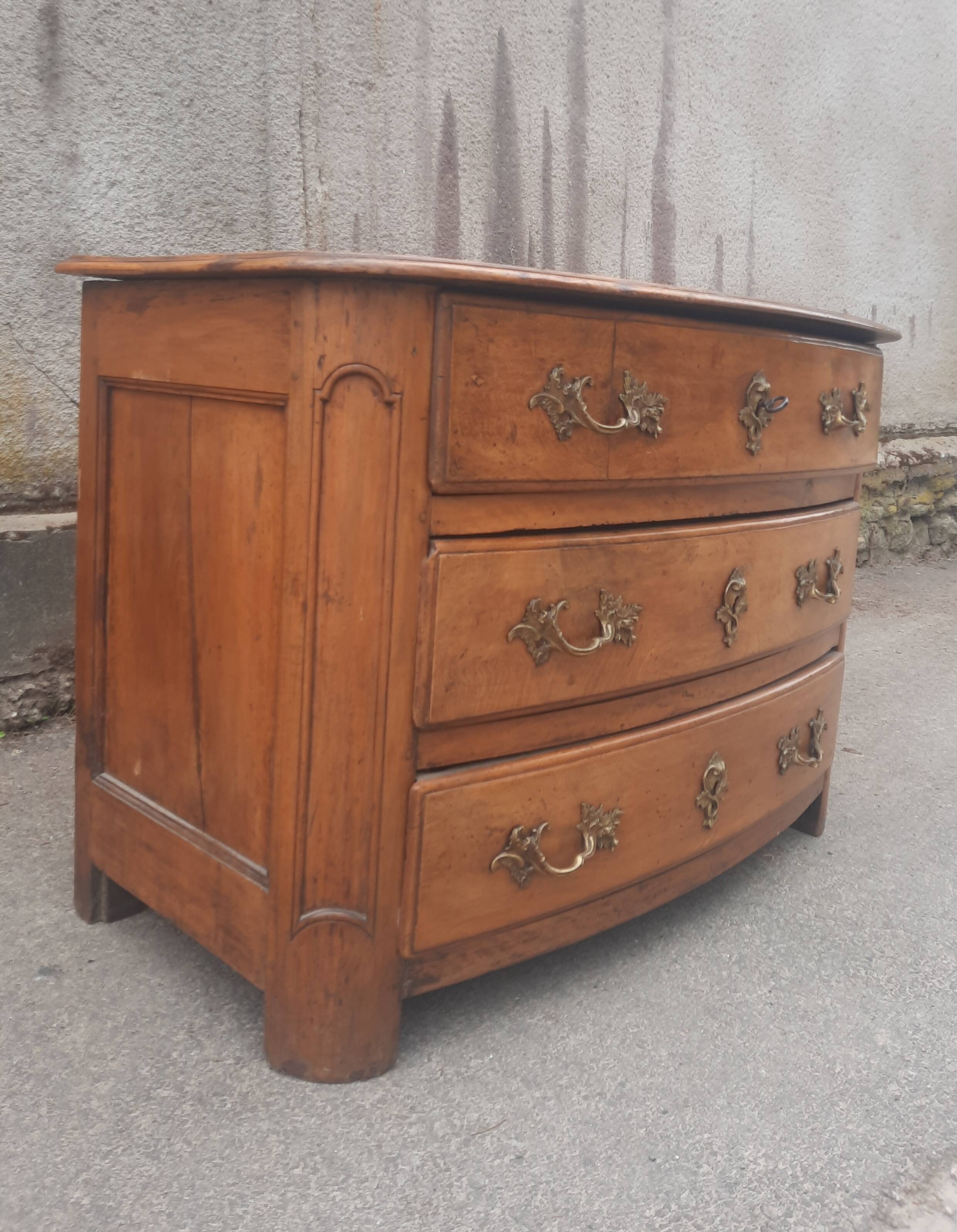 Commode en noyer massif, XVIIIème s.
