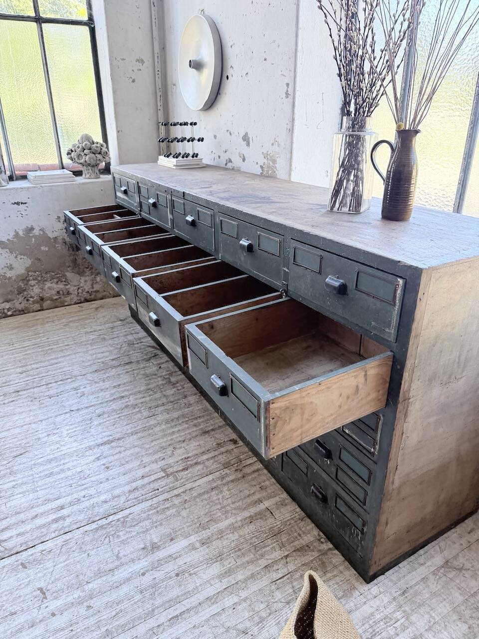 Patinated blue workshop furniture with XL drawers in oak and beech.