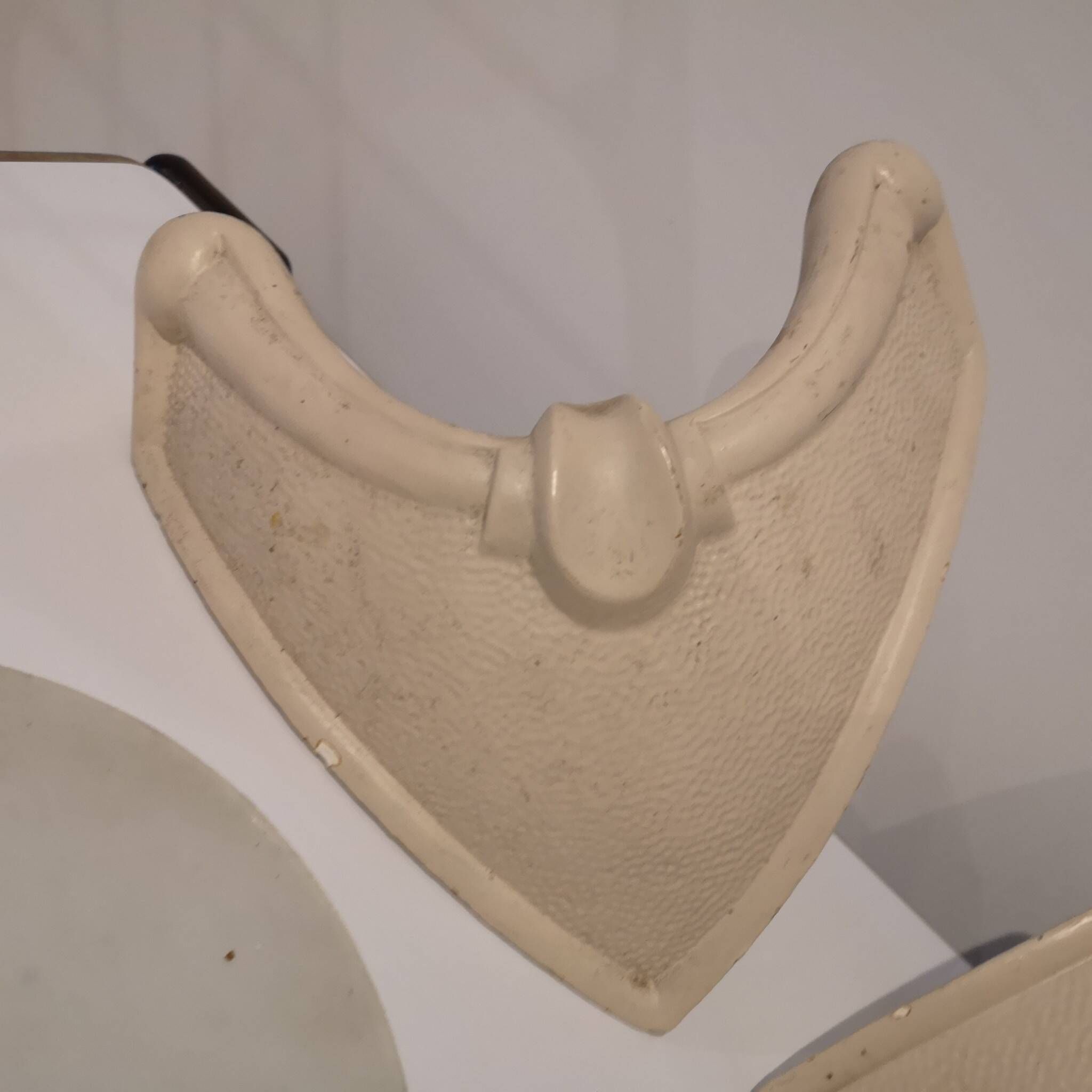 Pair of Art Deco corner wall lights in plaster and acid-etched glass, 1930s.