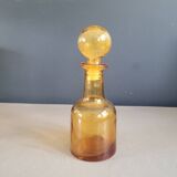 Amber molded glass carafe with stopper