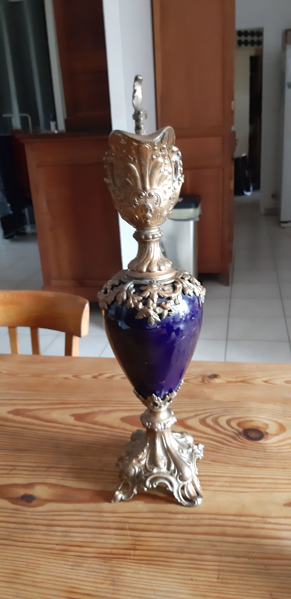 Paire d'aiguières en régule doré et verre bleu