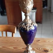 Paire d'aiguières en régule doré et verre bleu