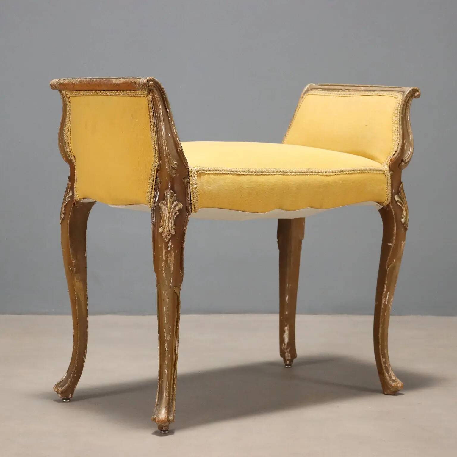 Banc ancien style baroque en bois sculpté et tissu, XXe siècle