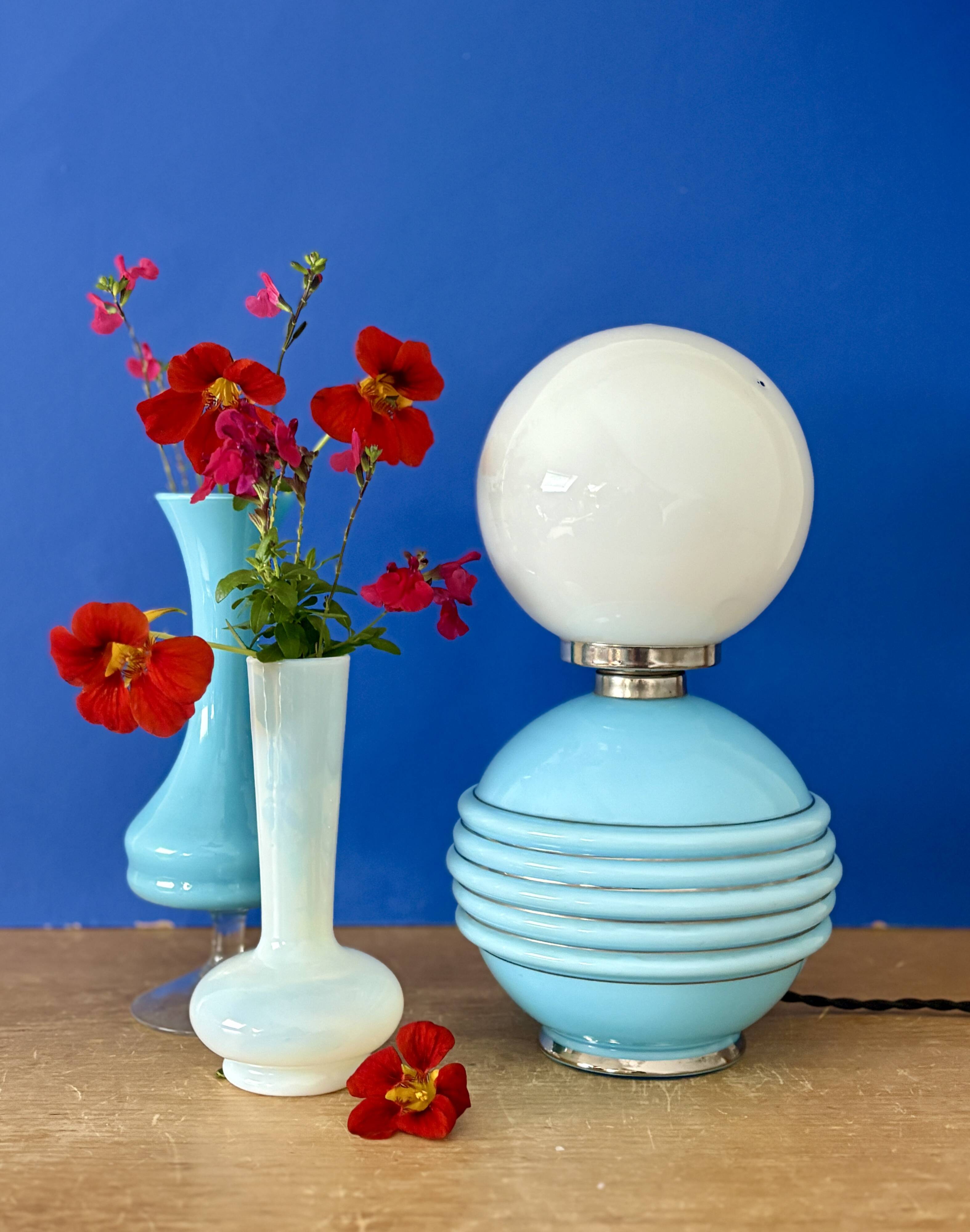 Lampe à poser vintage en opaline bleu et blanche