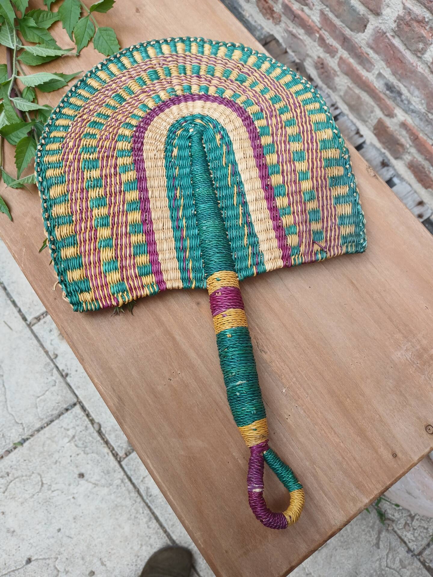Éventail africain en fibres naturelles