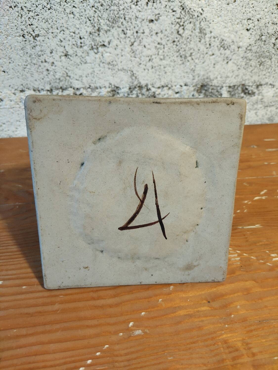 Soliflore pyramide en céramique émaillée bleu profond – pièce signée