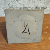 Soliflore pyramide en céramique émaillée bleu profond – pièce signée