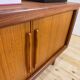 Buffet Dyrlund en teck avec portes escamotables, Danemark 1960